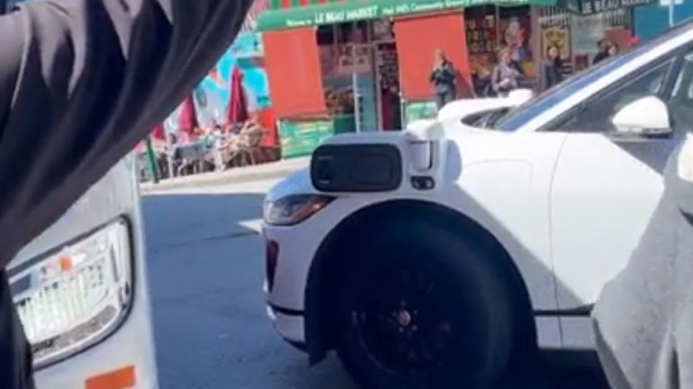 Αυτοκινούμενο ταξί «μπλόκαρε» και πάρκαρε στη μέση διασταύρωσης