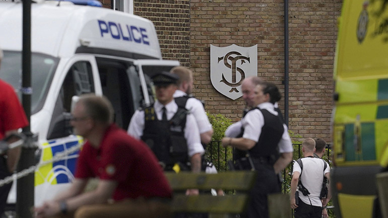 Βρετανία: Νεκρό ένα κοριτσάκι από την πτώση αυτοκινήτου σε σχολείο στο Γουίμπλεντον