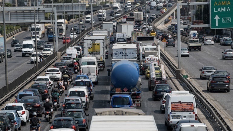 Καραμπόλα τεσσάρων οχημάτων στην Εθνική Οδό – Με μεγάλη δυσκολία η κυκλοφορία των οχημάτων στο ρεύμα προς Πειραιά
