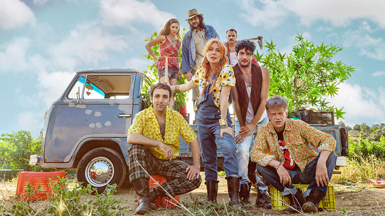 Η Σμαράγδα Καρύδη σκηνοθετεί την παράσταση «Η μαριχουάνα της μαμάς είναι η καλύτερη»