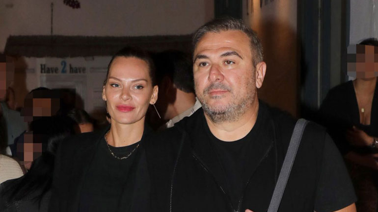 Υβόννη Μπόσνιακ-Αντώνης Ρέμος: Τρυφερές στιγμές στα στενά της Μυκόνου