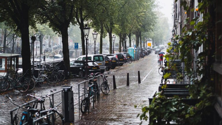 Ολλανδία: Εικόνες «αποκάλυψης» από θερινή καταιγίδα