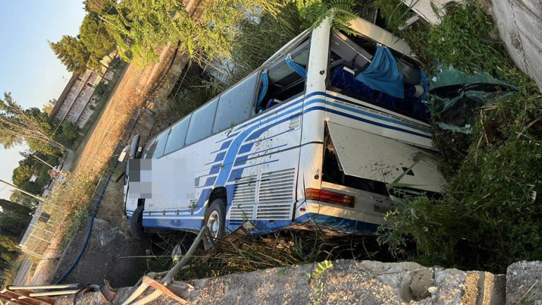 Ζάκυνθος: Τουριστικό λεωφορείο έπεσε μέσα σε γεφύρι