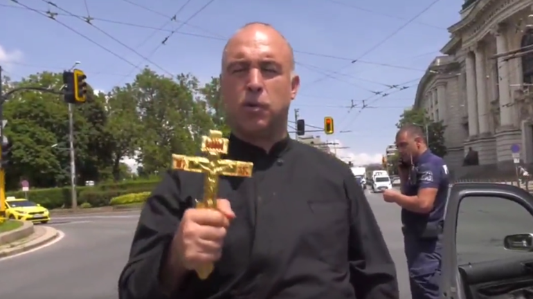 «Φασιστική Ουκρανία, δυτικοί σατανιστές»: Βούλγαρος ορθόδοξος ιερέας αναθεμάτισε την αυτοκινητοπομπή του Ζελένσκι στη Σόφια