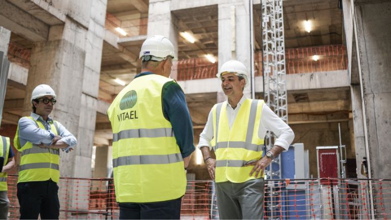 Επίσκεψη Μητσοτάκη στο κτίριο όπου στεγαζόταν το «Μινιόν» και βόλτα στην Ομόνοια