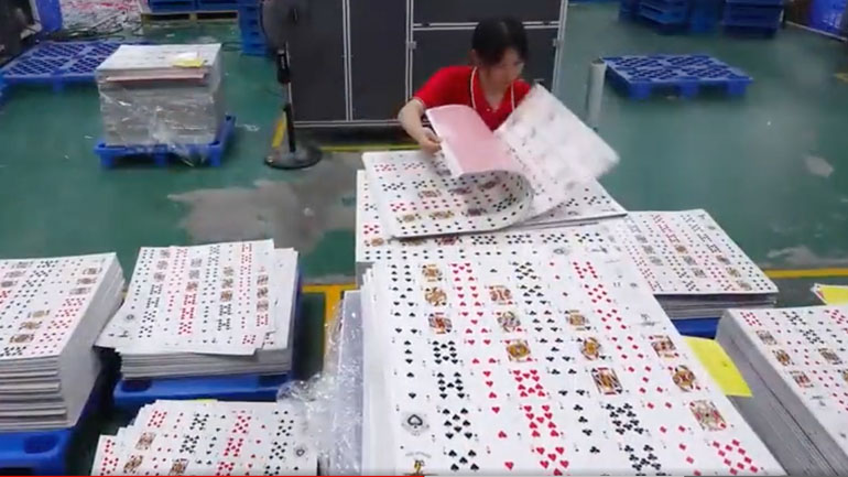 Η διαδικασία κατασκευής καρτών πόκερ σε ένα κινεζικό εργοστάσιο
