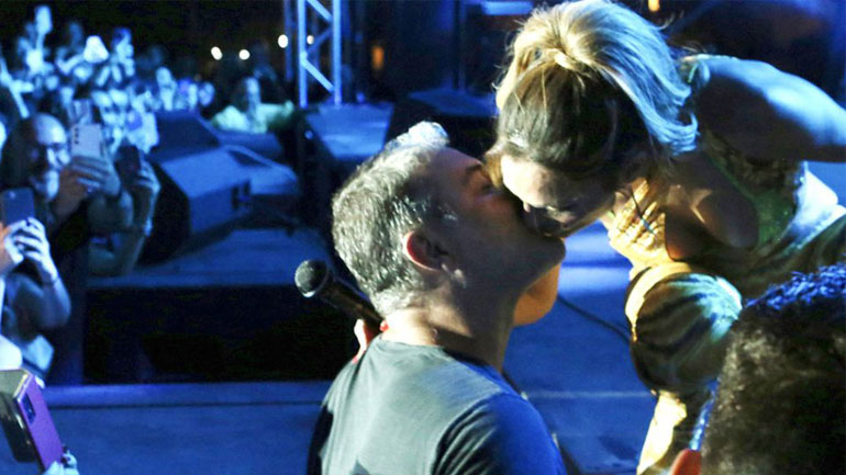 Δέσποινα Βανδή: Το καυτό φιλί στον Βασίλη Μπισμπίκη στη συναυλία της – Φωτογραφίες