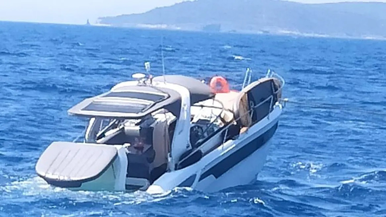 Βίντεο από τη διάσωση των οχτώ ατόμων από το ταχύπλοο που βυθιζόταν μεταξύ Πειραιά και Αίγινας