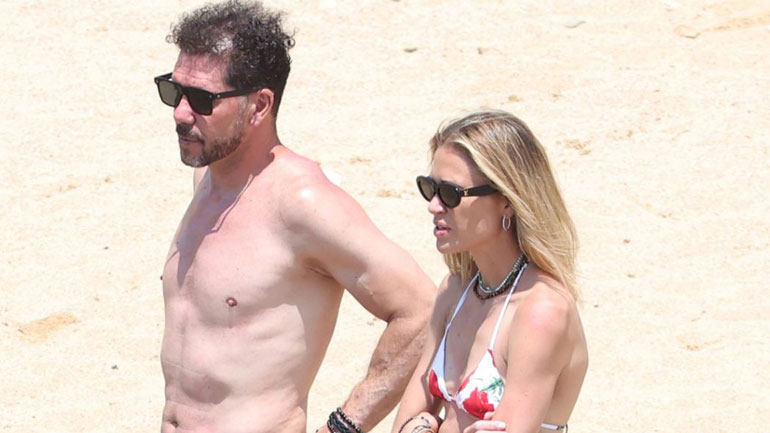 Diego Simeone-Carla Pereyra: Στιγμές χαλάρωσης σε παραλία της Μυκόνου