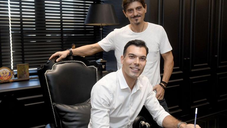 O Kώστας Σλούκας βάζει την υπογραφή του στο ηγεμονικό συμβόλαιο που του προσέφερε ο Παναθηναϊκός