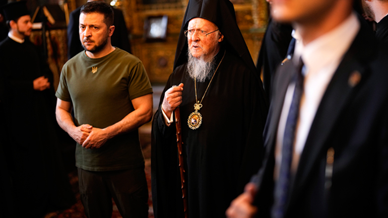 Ο πρόεδρος Ζελένσκι προσευχήθηκε μαζί με τον Οικουμενικό Πατριάρχη Βαρθολομαίο