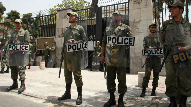 Δύο αστυνομικοί και τέσσερις ένοπλοι βομβιστές σκοτώθηκαν σε επίθεση εναντίον αστυνομικού τμήματος στο Ιράν