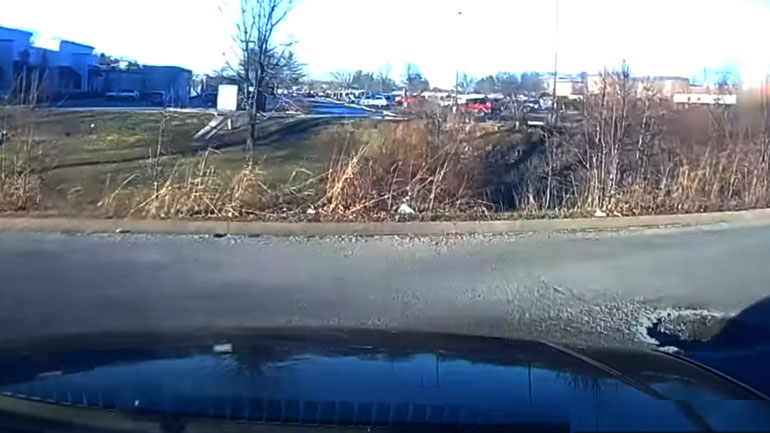 Έπεσε σε λακούβα και τούμπαρε σε slow motion