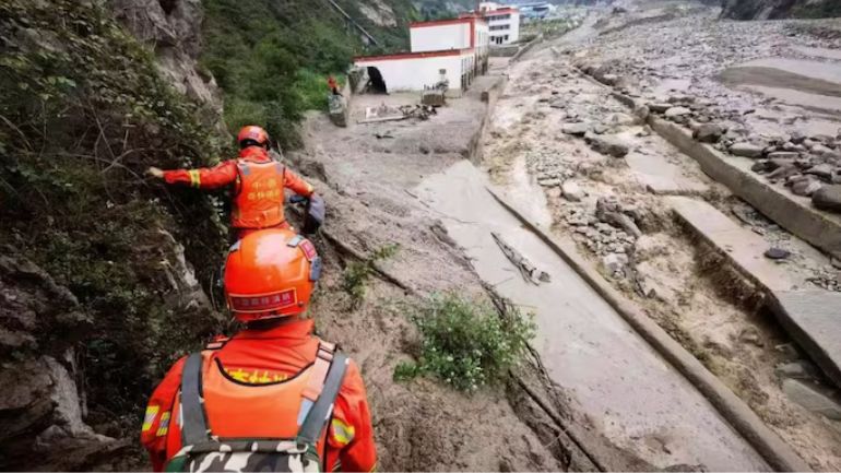 Ένας νεκρός, επτά αγνοούμενοι σε κατολίσθηση σε εργοτάξιο αυτοκινητοδρόμου