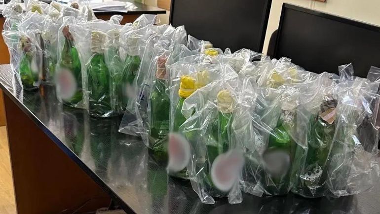 Σύλληψη δύο ατόμων στον Πειραιά για κατοχή 39 μολότοφ – Η ανακοίνωση της ΕΛ.ΑΣ.