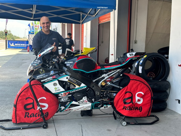 Ο Γιάννης Μαρινάκης βοήθησε σημαντικά στις αλλαγές ελαστικών