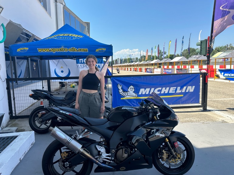 Η Κωνσταντίνα Ζίχναλη εκ μέρους του Αυτοκινητοδρομίου Σερρών υποδέχτηκε όλους τους συμμετέχοντες με χαμόγελο