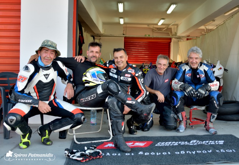 Ομάδα "παλιών" αγωνιζόμενων, που υποσχέθηκε "κόντρα" την δεύτερη μέρα της οργάνωσης! Από αριστερά Κώστας Ιγνατιάδης, Κώστας Πολίτης, Δημήτρης Διατσίδης, Βαγγέλης Καρακατσάνης, Άκης Γεωργόπουλος
