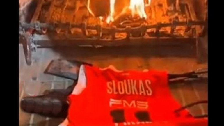 Οπαδός του Ολυμπιακού άναψε τζάκι μέσα στο κατακαλόκαιρο για να κάψει τη φανέλα του Σλούκα!