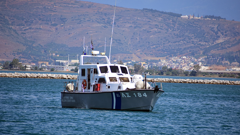 Επιχείρηση απεγκλωβισμού μεταναστών από βραχώδη ακτή στη Νεάπολη Βοιών