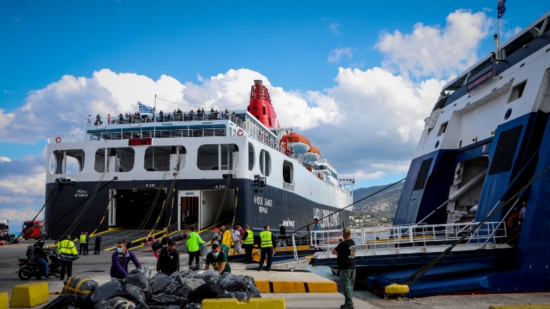 Με άλλο πλοίο ταξιδεύουν για Πειραιά οι επιβάτες του «Νήσος Σάμος»