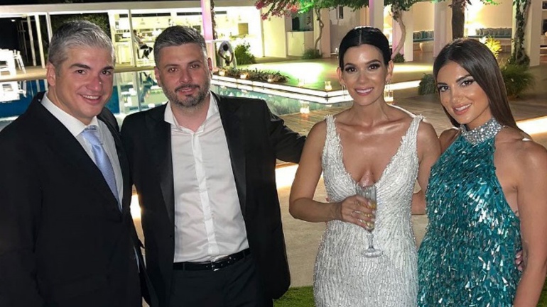 Σταματίνα Τσιμτσιλή: Λαμπερή εμφάνιση σε γάμο στην Ανάβυσσο – Φωτογραφίες