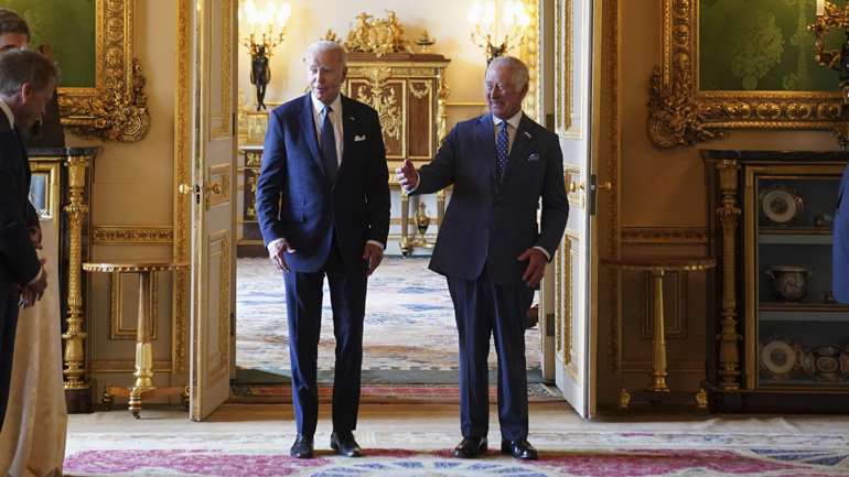 Ο Μπάιντεν συναντά τον Κάρολο Γ’ στο Λονδίνο πριν από τη σύνοδο του ΝΑΤΟ