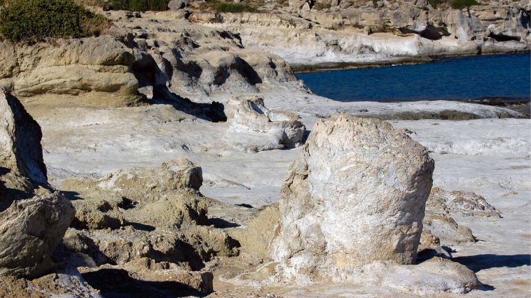 Σε εξέλιξη η επιχείρηση μεταφοράς 120 μεταναστών που προσάραξαν σε βραχώδη ακτή στον Κάβο Μαλιά