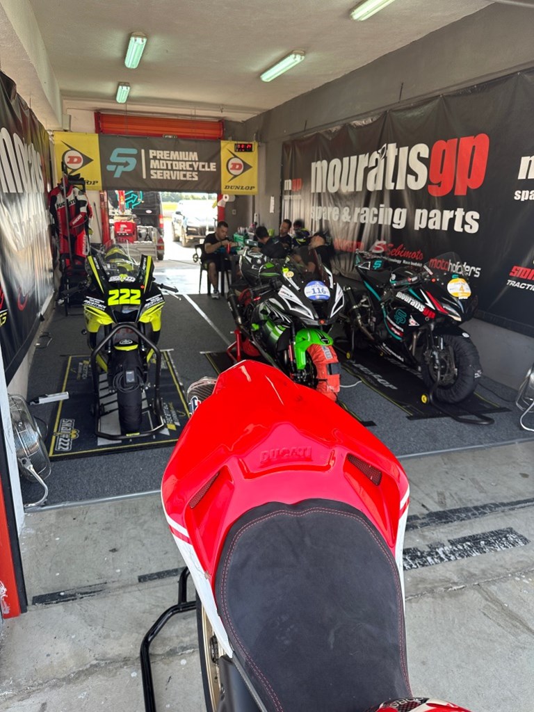 Ένα από τα εντυπωσιακότερα γκαράζ συμμετεχόντων με τον Σπύρο Παπαγεωργίου να συντονίζει τα πάντα