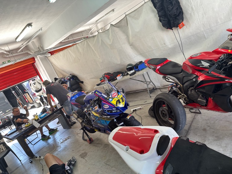 και ο Πρωταθλητής Γιάννης Περιστεράς είχε την ευκαιρία να κάνει την τελευταία του προπόνηση ενόψει του Αγώνα στην Ίμολα για το WorldSSP300