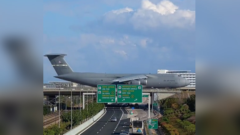 Θηριώδες αμερικανικό μεταγωγικό τροχοδρόμησε σε γέφυρα πάνω από την Αττική Οδό στο «Ελ. Βενιζέλος»
