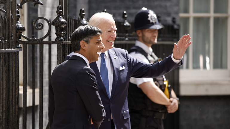 Έφτασε στην Ντάουνινγκ Στριτ ο Μπάιντεν για να συναντηθεί με τον Βρετανό πρωθυπουργό Σούνακ