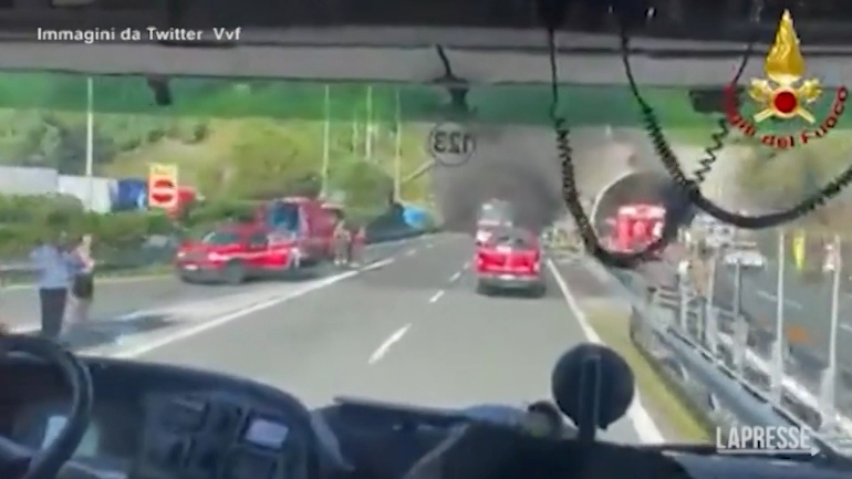 Ιταλία: Πυρκαγιά ξέσπασε σε λεωφορείο σε αυτοκινητόδρομο κοντά στην Γένοβα