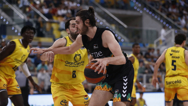 Μπάσκετ: Συνεχίζει στην Μπιλμπάο ο Τσαλμπούρης