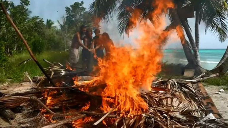 Survivor All Star: Η στιγμή που οι τέσσερις παίκτες βάζουν φωτιά στην καλύβα και φεύγουν!