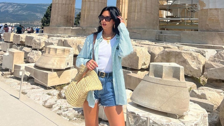 Dua Lipa: Μετά τη Σίφνο στην Ακρόπολη – Φωτογραφίες