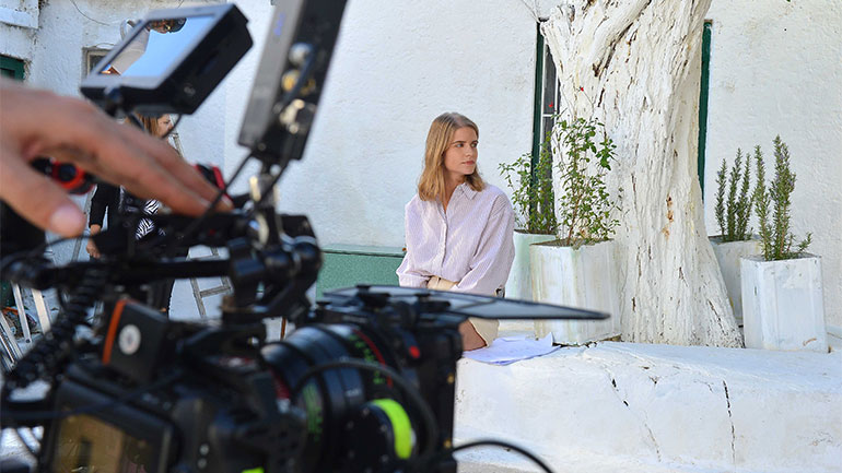 «Η παραλία»: Μυστήριο, έρωτας και ανθρώπινες ιστορίες που συγκλονίζουν στη νέα δραματική σειρά με τη Δανάη Μιχαλάκη