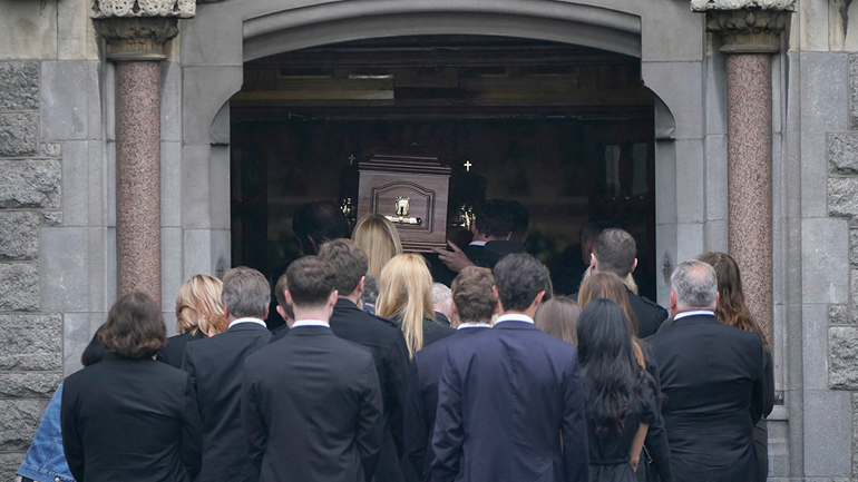 Θρήνος στην κηδεία του 18χρονου Μαξ που έσβησε στην Ίο – «Οι καρδιές μας έχουν ραγίσει …»