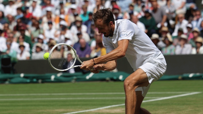 Γουίμπλεντον: Με δύο σετ στα προημιτελικά ο Μεντβέντεφ