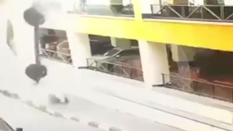 Απρόοπτη πτώση αυτοκινήτου από πάρκινγκ