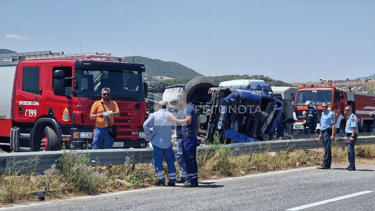 Τροχαίο ατύχημα με ανατροπή νταλίκας στον Βόλο – Τεράστιο μποτιλιάρισμα στη Λεωφόρο Αθηνών