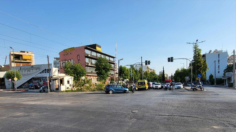 Επιβατικό όχημα συγκρούστηκε με αμαξοστοιχία στην Ιερά Οδό