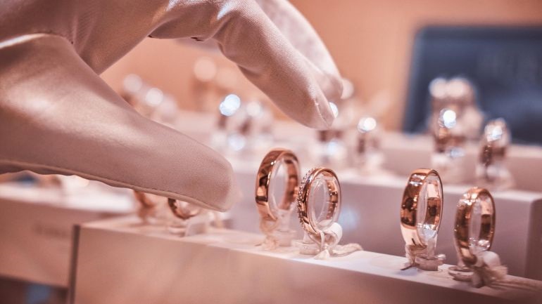 Συνελήφθη κοσμηματοπώλης στη Θεσσαλονίκη ως κλεπταποδόχος – Πουλούσε σταυρό που είχε κλαπεί από σπίτι στο Βόλο