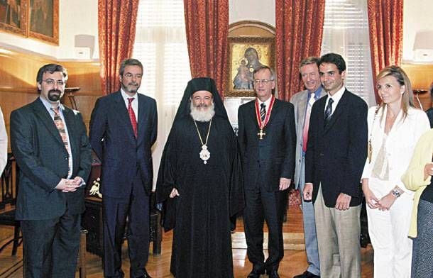 Φωτογραφία –ντοκουμέντο: Στο κέντρο ο μακαριστός Χριστόδουλος, εκ δεξιών του ο γνωστός κύριος Χριστοφοράκος, και εκ δεξιών του ο Δημήτρης Φουρλεμάδης. Στα αριστερά του μακαριστού Χριστόδουλου, η κυρία Μαρέβα Μητσοτάκη και ο σημερινός Πρωθυπουργός.