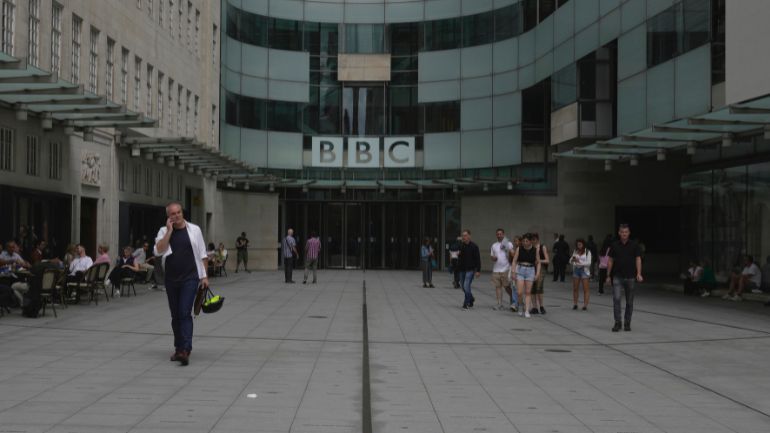 BBC: Αναμένεται να δώσει απαντήσεις για την υπόθεση του παρουσιαστή που πλήρωνε ανήλικο για γυμνές φωτογραφίες