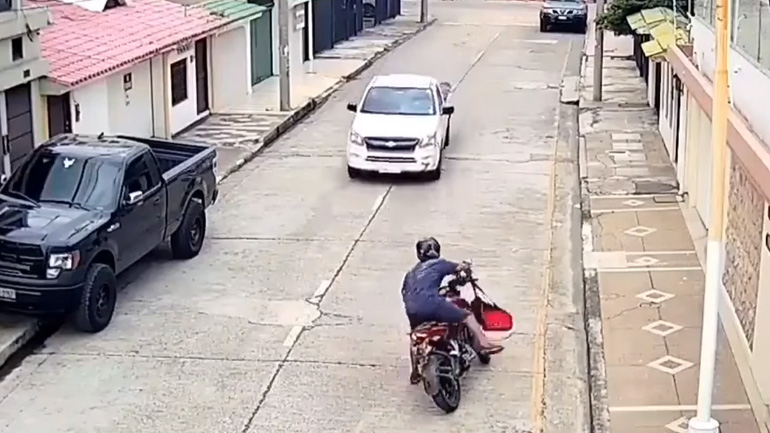 Αυτοκινητιστής τιμωρεί έναν κλέφτη 