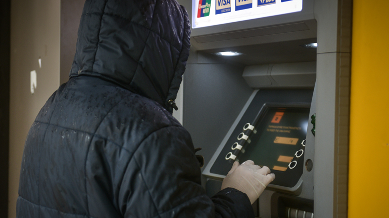 Θεσσαλονίκη: 10ετής κάθειρξη για δύο επιτήδειους που παγίδευαν ΑΤΜ με τη μέθοδο skimming