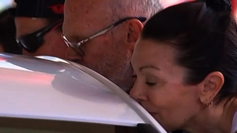 Φιλώντας ένα αυτοκίνητο για 76 ώρες σερί και ακόμα 4 άκρως περίεργα ρεκόρ  