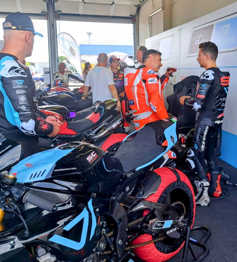 O Jorge Lorenzo ακούει τον απεσταλμένο μας Δημήτρη Διατσίδη για το μάθημα που θα ακολουθήσει, του πρώτου προς τον δεύτερο φυσικά...