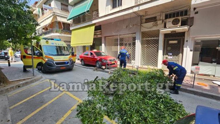 Απίστευτο τροχαίο ατύχημα στη Λαμία – Ταξί έπεσε σε κολόνα και δέντρο